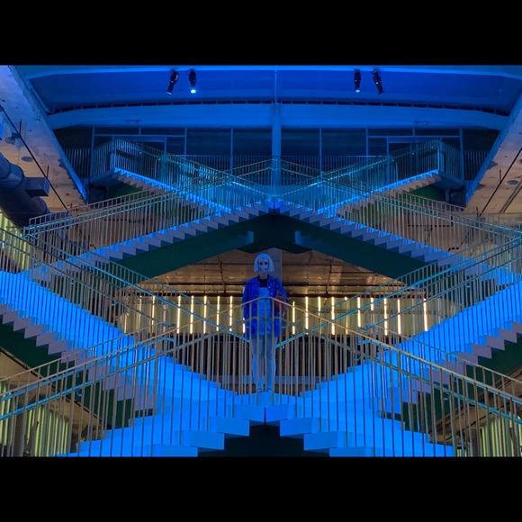 Meet your Posher, Lauren - Picture 3 of 3